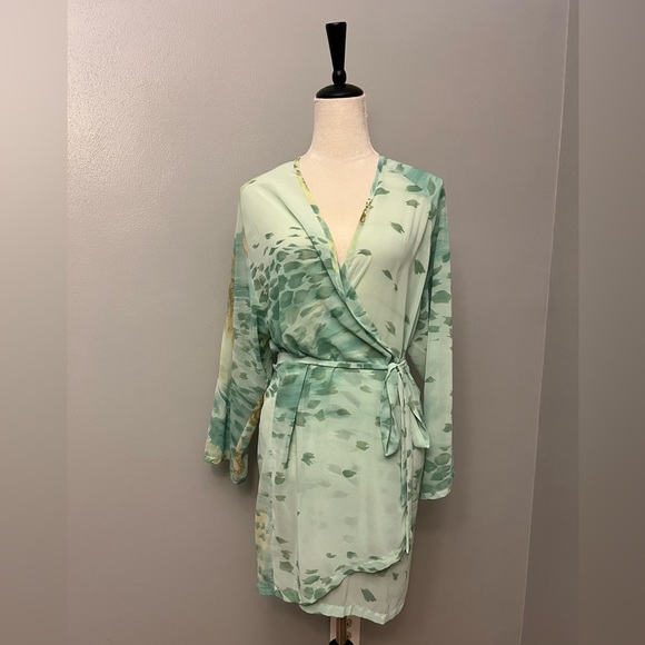 Victoria's Secret Other - Victoria’s Secret Short Tie-front Floral Kimono Robe - One Size